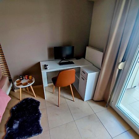 Cozy Apt! Friends & Family - Private Paid Parking เทสซาโลนิกิ ภายนอก รูปภาพ