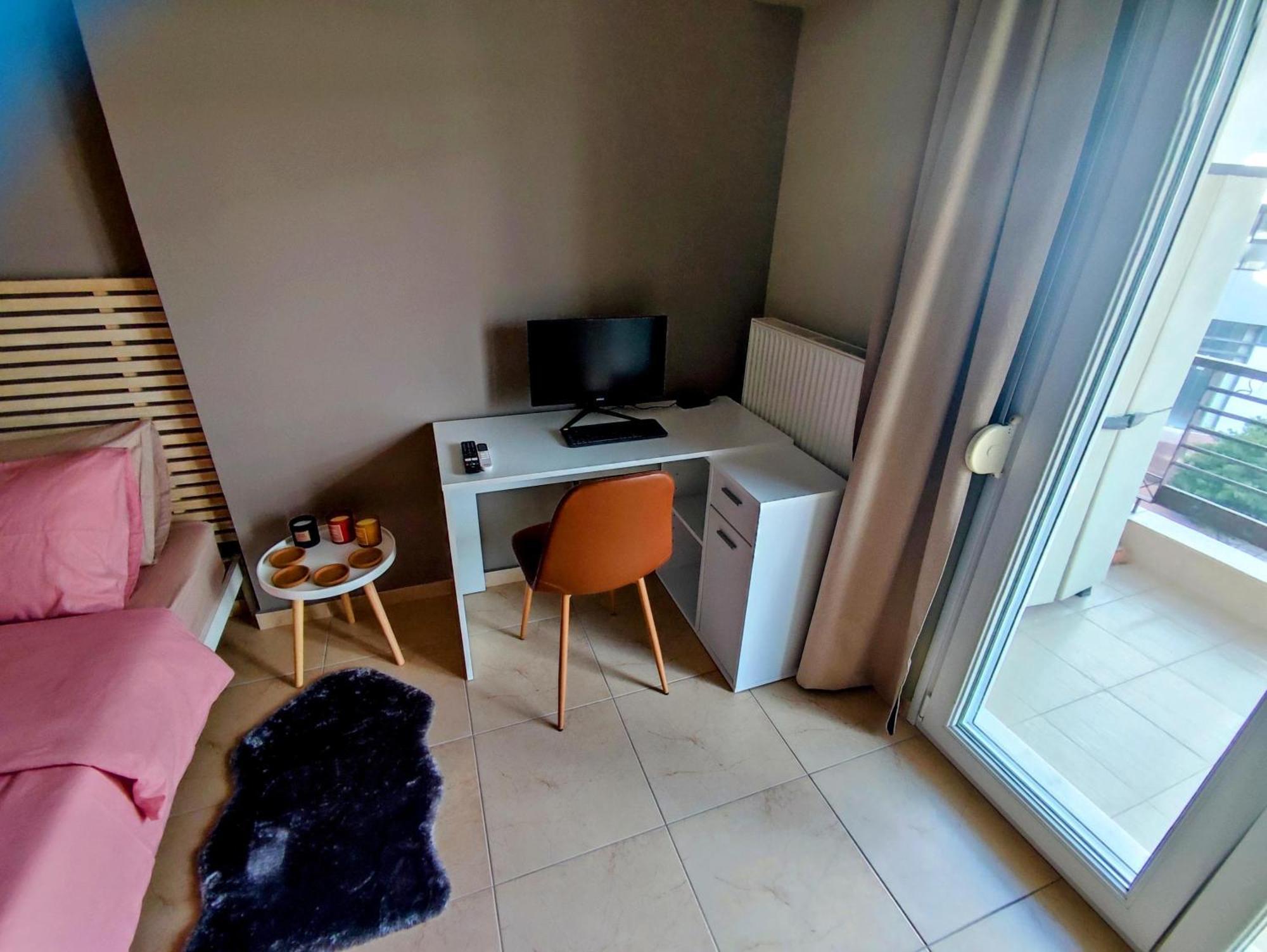 Cozy Apt! Friends & Family - Private Paid Parking เทสซาโลนิกิ ภายนอก รูปภาพ